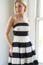 Cargar imagen en el visor de la galería, Vestido black &amp; white line
